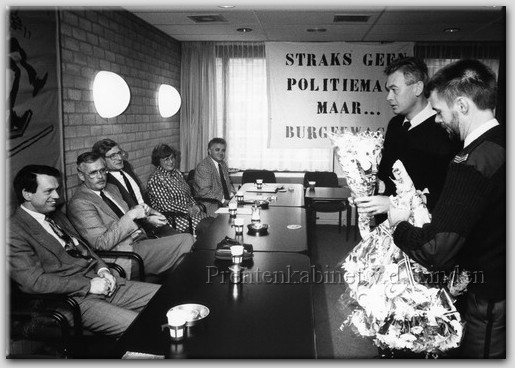 Politie Beverwijk
Politie Beverwijk Com.Schoen. Burgm Heemskerk Hobroekx, Burgm. Vlasbloem, Weth. Frans Koster, Politieman Kees de Beer
Keywords: bew politie schoen hobroekx vlasbloem koster de beer