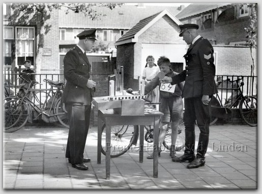 Politie Beverwijk 
Politie Beverwijk Hip. A Rijkeboer en L v.d. Hoorn anno 1955
Keywords: bew politie rijkeboer vd hoorn