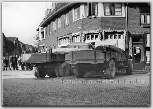 Politie Beverwijk 
Politie Beverwijk Arendsweg hoek Grote Houtweg 22 Oktober 1948
Keywords: bew politie