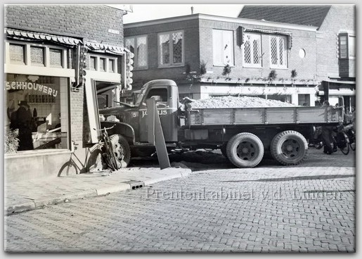 Politie Beverwijk 
Politie Beverwijk Arendsweg hoek Grote Houtweg 22 Oktober 1948
Keywords: bew politie