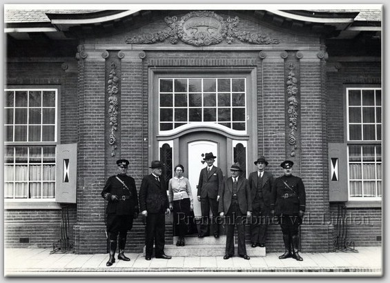 Politie Beverwijk 
Politie Beverwijk vlnr P. Vellekoop, B.J.W. Langendijk, mw. G. Visser- Poortstra, A. Berkhouwer, J. Kale, C. Schauikes, J.J. Hugtenburg anno 1936
Keywords: bew politie langendijk visser poortstra berkhouwer kale schauikes hugtenburg