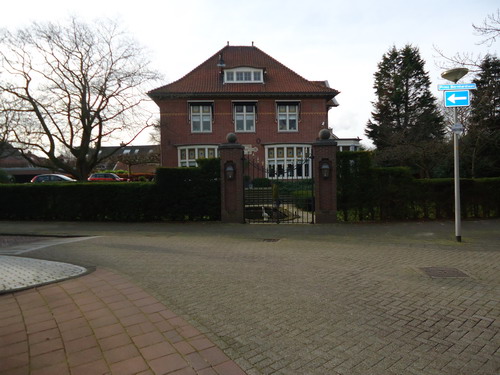 Prins Bernhardlaan 12 6 mei 2015
Deze villa kreeg de naam Huize Uijtwijck vanwege het feit dat men vanuit Beverwijk vertrok naar de gemeente Wijk aan zee en Duin. Gebouwd in 1906 door de bankier W.Lamme , die hiervoor woonde in het pand Breestraat 95, thans kantoor van Teer Makelaardij. Hij was gehuwd met de dochter van dokter Schuit. In de villa heeft in later jaren dr. Royaards gewoond, wiens dochter bevriend was met de toenmalige prinses Beatrix, welke meermalen in Beverwijk logeerde. Nadat het huis na het vertrek van de familie Royaards nog enkele andere bestemmingen had werd het Loek Scholten gekocht, die het weer in de oorspronkelijke toestand terugbracht. Hij heeft het huis in 2001 ook weer verkocht.

Foto’s : Prentenkabinet van der Linden/Co Backer
Tekst: Co Backer
Keywords: Bwijk Prins Bernhardlaan