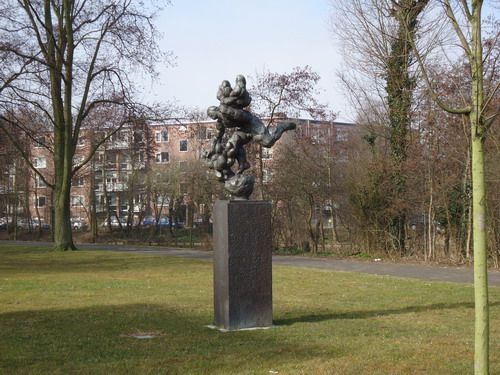 Prometheus aan de Warande
De hier afgebeelde halfgod Prometheus heeft zo’n haast dat hij aan zijn eigen zwaartekracht lijkt te ontsnappen. Deze waaghals uit de Griekse mythologie steelt het vuur van de goden en slaat direct op de vlucht om aan hun wraak te ontkomen. De brutale roof kwam Prometheus duur te staan. De halfgod werd voor eeuwig vastgeketend aan het gebergte Kaukakus waar een gier iedere nacht zijn lever uitpikte en opvrat. Overdag groeide de lever weer echter aan, zodat de gier elke nacht terug kwam om Prometheus opnieuw te kwellen. En het vuur? Waar bleef het vuur? Dat schonk Prometheus aan de mensen op aarde, in Beverwijk maakte ze staal met dat vuur. De Amsterdamse kunstenaar Hans Ydo koos voor klei als basismateriaal. Van het beeld van klei wordt vervolgens een mal gemaakt die met brons wordt overgoten. Ydo boetseerde snel om Prometheus als het ware op diens vlucht te kunnen betrappen. Dit beeld streelt en vlucht tegelijkertijd. Met de ene hand neemt hij het vuur weg en in de andere hand houdt hij de fakkel. Het gebruik van ruwe klei maakt ook dat deze gespierde Prometheus een enorme kracht uitstraalt. Dat mag ook wel voor een halfgod. In 1964 onthulde ir. P.van Delden, toenmalige directeur van de Koninklijke Hoogovens IJmuiden.   

Bron: Blik op Beeld, Tekstbureau Zonneveld & Thöne i.o.v. gemeente Beverwijk, 2006.
Foto en bewerking: Co Backer
Keywords: bwijk Openbare Kunstwerken