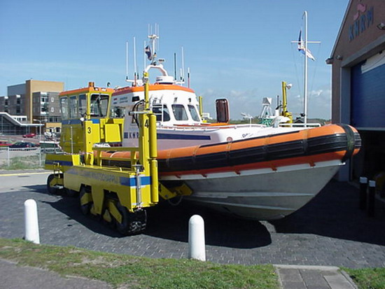 RB-dag 2003
Reddingboot Donateur in de Seatrac III tijdens de reddingsbootdag 2003 voor het boothuis October.
foto: Dennis Schuyt
Keywords: WRB waz