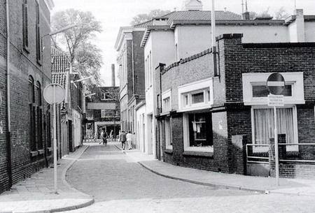 Raadhuisstraat
Vroeger Gasthuisstraat geheten omdat aan deze straat het gasthuis lag. In 1936 echter gewijzigd in Raadhuisstraat om verwarring met de Gasthuisstraat in Wijk aan Zee te voorkomen. Deze straat is nog steeds de verbinding tussen Meerplein en de Breestraat. 
Het pand rechts was van de loodgieterfirma D. Honig. Later werd de werkplaats verplaatst naar het industriterrein ‘Biesland’ en werd het pand in gebruik genomen door Bouwbedrijf De Bie. Ook dit pand viel in 1984 ten prooi aan de slopershamer.   

Bron: boek “Dit was Beverwijk”, auteurs: J.M. Van der Linden/ W. A. Spruit                 
Bewerking: Co Backer
Keywords: bwijk Raadhuisstraat