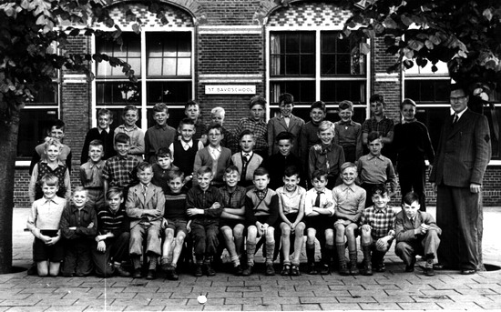 st Bavoschool in de Hobbesteeg
Dit is een klassenfoto van de st Bavoschool in de Hobbesteeg, met als meester de heer Twaalfhoven.

Foto: Leo van Bastelaar 
Keywords: hobbesteeg scholen