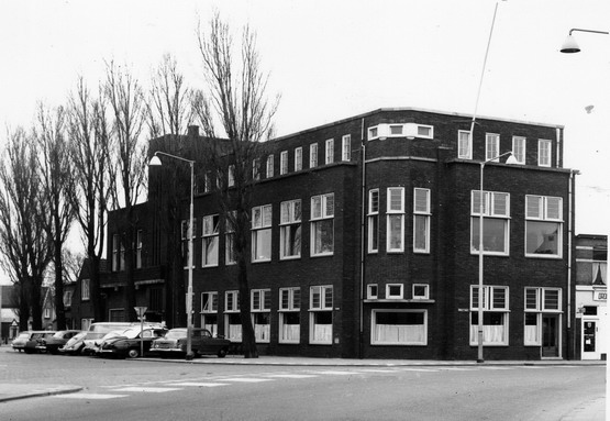 Schans Belastingkantoor
“BUURTHUIS DE SCHANS”
In de “volksmond” wordt dit gebouw nog steeds het “buurthuis de Schans” genoemd. Het werd in juli 1930 gebouwd naar een kubistisch-expressionistisch ontwerp van H.J.W.Meyran architect. De aannemer was J.P.Schelvis. De eerste steen werd gelegd door de eigenaren van het van oorsprong Hotel-Café-Restaurant “Oud-Meerensteyn”,de heren C.J. en J.C. v.d.Lem. Eigenlijk was het de herbouw van het afgebrand café-restaurant “Oud-Meeresteyn met woonhuis. Er hebben in de loop der jaren diverse verbouwingen en uitbreidingen plaatsgevonden. In 1937 kocht de Rijksgebouwendienst het pand en deed het jaren dienst als belastingkantoor. De gevel werd in1953 gewijzigd door de Rijksgebouwendienst. In 1957 was er uitbreiding van de archiefruimte en leggerstellingen. In 1982 kwam Stichting Welzijn Beverwijk in het gebouw. De aard van verbouwing bestond uit het geheel veranderen van kantoor in Sociale Cultureel Centrum, oftewel Buurthuis de Schans. Na het vertrek van Welzijn heeft gebouw leeg gestaan. In 2009 werd de hoop gevestigd op het Museum Kennemerland. Dit ging niet door. Nu wordt het gebruikt door de SIG. 

Bron: boek “Dit was Beverwijk”, auteurs: J.M. Van der Linden/ W. A. Spruit                 
Bewerking: Co Backer



Foto Hans Blom
Keywords: bwijk schans