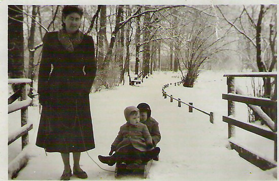 Het Huis Scheijbeeck
Foto Scheijbeekpark in de winter van 1954. Bijna hetzelfde camerastandpunt als de ansichtkaart, maar hier is de brugleuning vervangen door lelijke houten latten. Een voorteken van het komende modernisering van het park en omgeving en daarmee het verval ?

foto Frans Pel
Keywords: Scheijbeek bwijk