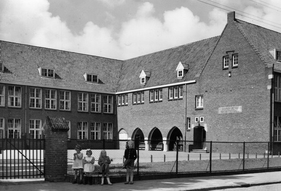 School
School aan de Galgenweg het was de RK  H. Hartschool voor  jongens en meisjes
Keywords: bwijk school galgenweg