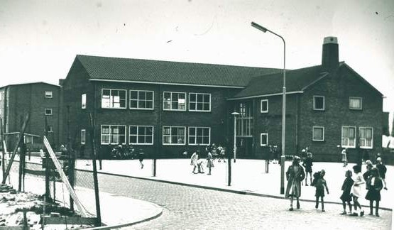 Wolf en Dekenschool
Wolf en Dekenschool aan de Platanenlaan
Keywords: scholen bwijk