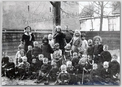 Personen
Schoolkinderen school onbekend   Foto Prentenkabinet J. v.d. Linden
Keywords: bwijk schoolkinderen