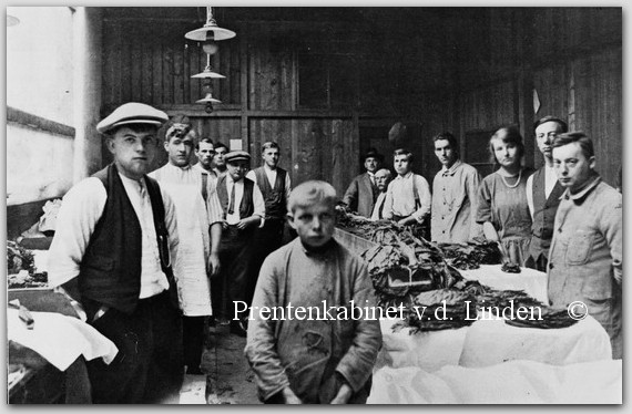 Bedrijven Beverwijk
Personeel sigarenfabriek ?? anno 1922  eigen foto
Keywords: bwijk sigarenfabriek
