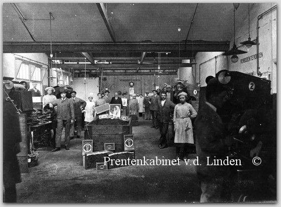 Bedrijven Beverwijk
Personeel sigarenfabriek ??  anno 1922  eigen foto
Keywords: bwijk sigarenfabriek