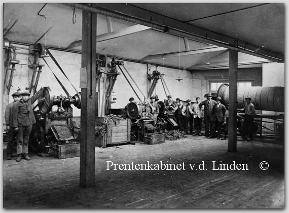 Bedrijven Beverwijk
Personeel sigarenfabriek ?? anno 1922   eigen foto
Keywords: bwijk sigarenfabriek