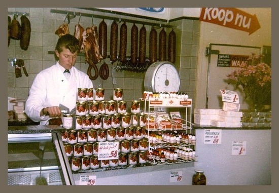 Personen uit het Dorp
Piet vd Bos achter de toonbank bij slagerij Bakker aan het Julianaplein.

foto: Piet vd Bos
Keywords: Personen waz