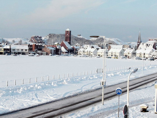 Sneeuw maart 2005
Zo zag Fam. de Boer ons dorp in de sneeuw van uit hun raam aan de Verl.Voorstraat. mooi he?

foto: Jan de Boer
Keywords: panorama waz