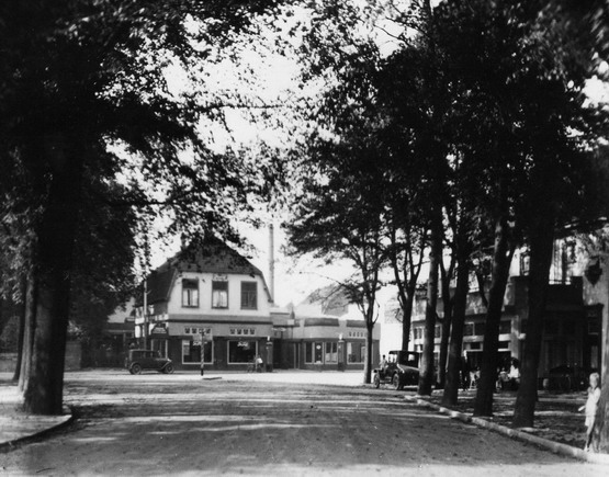 stationsplein
Stationsplein met op de achtergrond de Ford-garage van de Firma Witkamp. Daarachter een schoorsteen van de conservenfabriek van Docter die aan de Meester van Lingenlaan stond
Keywords: bwijk stationsplein