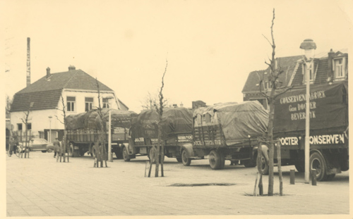 Vervoeders 
Diverse voertuigen op het Stationsplein
Keywords: Stationsplein bwijk vervoeders