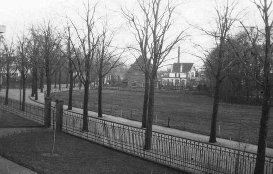 Akerendamlaan
Foto uit 1937 
het hek links is van de Groene Kikkerschool.

foto: Kees vd Laan
Keywords: Akerendamlaan