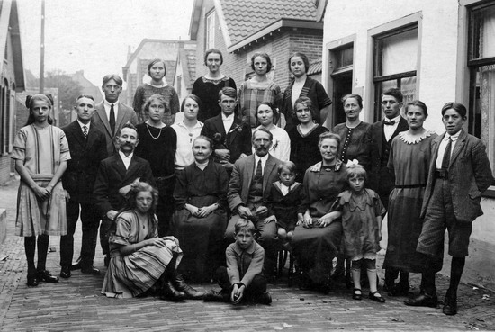 Personen uit het dorp
De Fam. Zuiderduin op de foto in de St. Odulfstraat.

foto: Frits Zuiderduin
Keywords: Personen waz