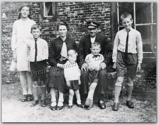 Personen
Vader en Moeder Dekker de Jong met hun kinderen Toon, Nel, Gerard, Dien , en Henk voor hun boerderij aan de Koningstraat 110    Foto Prentenkabinet v.d. Linden          
Keywords: bwijk dekker toon henk gerard dien nel koningstraat