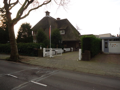 Vondellaan 34 6 januari 2015
Deze gebouwde villa in landelijke stijl heeft de benaming van landhuis. Dit landhuis aan de Vondellaan 34 is gebouwd in 1929. Deze villa heeft een inhoud van 1699 m3 en een oppervlak van 1469 m2. Opdrachtgever was C.Maters, deze woonde Vondellaan 23, en de architect was J.Dullaart uit Hilversum. De bestemming was woonhuis met garage. In 1972 werd het landhuis gedeeltelijk veranderd in woonhuis met dokterspraktijk. De opdrachtgever was C.Pernot toen nog wonenden aan de Warande. Architect Bureau J.J.Schouten uit Wormer. De bouw werd gedaan door Lokhorst b.v.                 

Foto’s : Prentenkabinet van der Linden/Co Backer
Tekst: Co Backer
Keywords: Bwijk Vondellaan