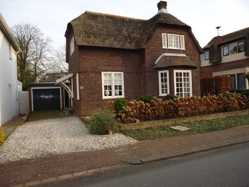 Vondellaan 67 6 januari 2015
De eerste stenen van dit landhuisje werden in 1920 neergelegd. De  opdrachtgever/eigenaar was Wed. J.G.Hille. De architect, Fa. J. Kakes uit Zaandam was tevens de timmerman en metselaar. In 1972 werd er opdracht gegeven voor een verbouwing, een aanbouw van keuken. In 1977 werd er een garage en berging gebouwd. De stijl van dit in landelijke stijl gebouwd woonhuis met kapverdieping gaat terug op de Gooise bouwkunst en een goed voorbeeld van het zogenaamde landhuisje.          

Foto’s : Prentenkabinet van der Linden/Co Backer
Tekst: Co Backer
Keywords: Bwijk Vondellaan