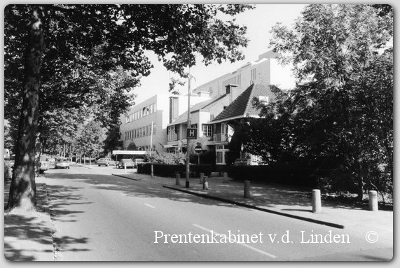 Vondellaan 1987
Vondellaan nabij het RKZ anno 1987

Het Rode Kruis Ziekenhuis aan de Vondellaan. Het ziekenhuis werd op 21 september 1927 door Prins Hendrik geopend, de echtgenoot van koningin Wilhelmina en voorzitter van het Nederlandse Rode Kruis. Het kleine Beverwijk was nog dorps, het ziekenhuis werd na tien jaar knokken gevestigd in een rustieke, stille en boomrijke villawijk en telde niet meer dan 27 bedden en één specialist. Ruim 80 jaar later is het, mede door het brandwondencentrum, een voorziening die internationaal bekend en gewaardeerd is. Nu met z’n 375 bedden en 80 specialisten behoort het tot de middelgrote ziekenhuizen in ons land. Drs. Westenburg, voorzitter van de afdeling Beverwijk van het Nederlandse Rode Kruis zei bij de opening: “In het ziekenhuis klopt de ziel van een groot deel van de bevolking”. Anno 2011 is er door zijn vele verbouwingen weinig of niets meer over van het”oude” ziekenhuis. 

Bron: boek “Dit was Beverwijk”, auteurs: J.M. Van der Linden/ W. A. Spruit                 
Bewerking: Co Backer

foto J. v.d. Linden
Keywords: bwijk vondellaan rkz