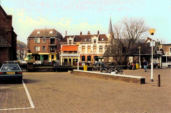 Voorstraat
Voorheen de bakkerswinkel van Jan Dobber en bloemenwinkel van Rinus Mooij, nu zit alleen de Whisky club er nog, maar gezien de staat van onderhoud zal er tzt ook hier gesloopt worden?
Keywords: waz Voorstraat