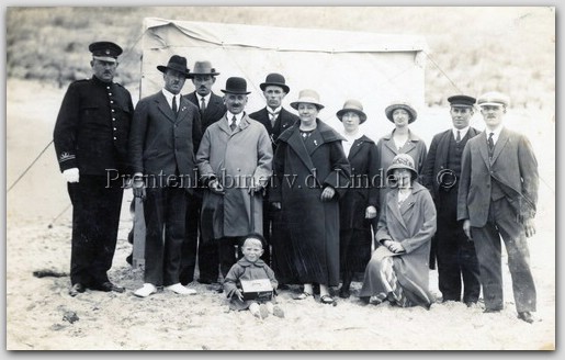 WRB
De eerste E.H.B.O. post anno  Juni 1926 met het eerste bestuur tw. P. Vellekoop, Joh. Gertenbach, A. Couzijn, J. Roland, Ph. van Gool, Mw. J. W. Eerhart, Mej. Schmid, Mej. D. Vis, Mej. Molengraaf (zittend), M. Offenberg (leider) H.v.d. Wel, zittend er voor B. Gertenbach 4 jaar oud
Keywords: waz wrb vellekoop gertenbach couzijn roland gool eerhart schmid vis molengraaf offenberg wel