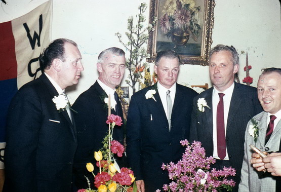 wrb
WRB jubileum 40 jarige bestaan het Bestuur bijeen anno 1965 met R vd Wel, B Blokker, Hakkemulder, W Zeeuw en R Burger.
Keywords: waz wrb