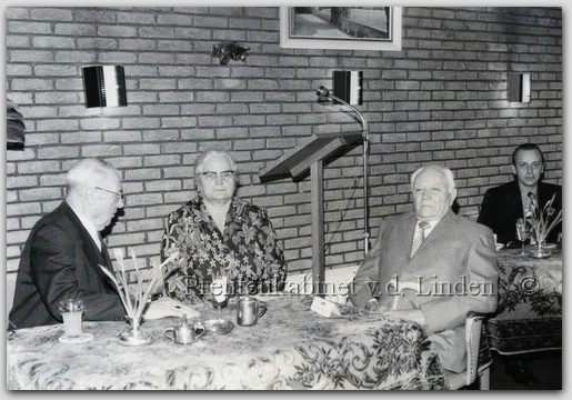 WRB
anno 1975 receptie 50 jaar WRB. Fam. van Gool dhr. P. Vellekoop
Keywords: waz wrb gool vellekoop