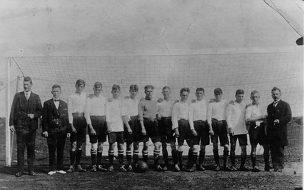 voetbal wijk aan zee
WZV met o.a. Dolf Schelvis, T. Klein, W. Zuiderduin, A. Schelvis, J. v.d. Meij, Chr. de Goede, J. v.d. Meij, A. Duin, H. Hage, K. Snijders, de Wit, K. Durge, J. Paap, Mr. v.d. Zand.
Keywords: waz voetbal wijk aan zee