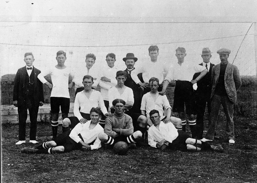 voetbal wijk aan zee
WZV anno 1921 met op de achterste rij T. Klein, Jac. v.d. Meij, Henny Hagen , W. Snijders, M. v.d. Zant, N. de Boer Chr. de Goede, Bertus v.d. Meij, Fr. v.d. Meij. Mid. rij K. Snijders Frans van Son, Jan Paap. Voorste rij. Ber de Goede, Jan v.d. Meij, Chr. Durge
Keywords: waz voetbal wijk aan zee