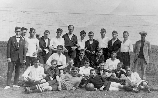 voetbal wijk aan zee
WZV anno 1920 met o.a. T. Klein, J. v.d. Meij, F. van Son, H. Hagen, C. de Goede, K. Snijders, N. de Boer, B. de Goede, J. v.d. Meij, W. Snijders, K. durge, J. Paap, F. v.d. Meij
Keywords: waz voetbal wijk aan zee