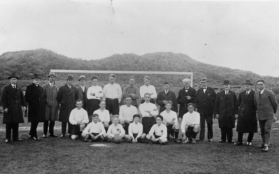 voetbal wijk aan zee
WZV anno 1929 met o.a. F. Kippensluis, Pastoor Snelders, B. Schelvis, P. Waay, N. Bol, C. Schelvis, J. Bruinenberg, Warmerhoven, T. Bruinenberg, A. v.d. Meij, G. Schelvis, J. v.d. meij, S. Bol sr. , K. Durge, A. v.d. Meij, N. de Boer Jz, L. schelvis, J. Schelvis, J. Duin, A. Duin, ?, B. Snijders - Vroegop, J. v.d. Meij, B. Duin.
Hier was het voetbal terrein achter Heliomare 
Keywords: waz voetbal wijk aan zee