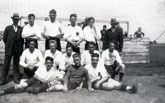 voetbal wijk aan zee
V.V.E. anno 1930 - 1931 Achterste rij F. v.d. Meij, P. Durge L. Snijders, JP v.d. Meij, F. de Boer, A. v.d. Meij, middelste rij C. Warmerhoven, A. Duin, K. Durge, B. de Goede, A. Warmerhoven., voorste rij G. Snijders, J. v.d. Meij, L. v.d. Meij
Keywords: waz voetbal wijk aan zee