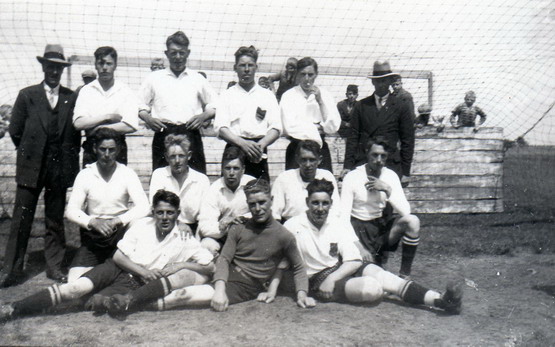 voetbal wijk aan zee
V.V.E. anno 1930 - 1931 Achterste rij F. v.d. Meij, P. Durge L. Snijders, JP v.d. Meij, F. de Boer, A. v.d. Meij, middelste rij C. Warmerhoven, A. Duin, K. Durge, B. de Goede, A. Warmerhoven., voorste rij G. Snijders, J. v.d. Meij, L. v.d. Meij
Keywords: waz voetbal wijk aan zee