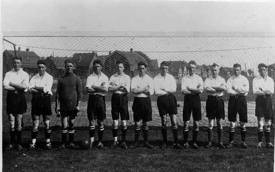 voetbal wijk aan zee
V.V.E. anno 1932 - 1933 met o.a. L. snijders, L. v.d. Meij, J. v.d. Meij, J. v.d. Meij, P. Durge, K. de  Boer, A. Waremerhoven, A. Duin, K. Durge, G. Snijders, s. Bol
De Club voetbalde hier op het weiland
Keywords: waz voetbal wijk aan zee