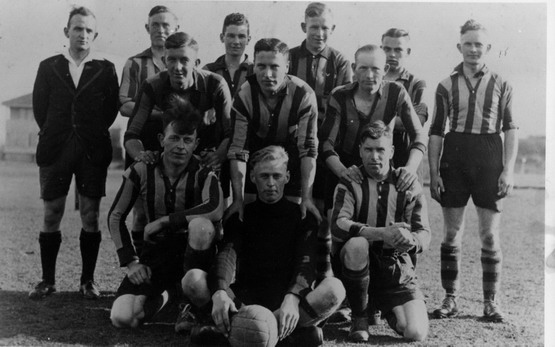 voetbal wijk aan zee
V.V.E. met o.a. Piet de Winter, J. Dirks, Wim Snijders, Bernard Zuiderduin, Arie Schelvis, Loe Snijders, Jan Warmerhoven, Klaas Durge, gerrit v.d. meij, Piet Durge, Arie Duin.
Keywords: waz voetbal wijk aan zee