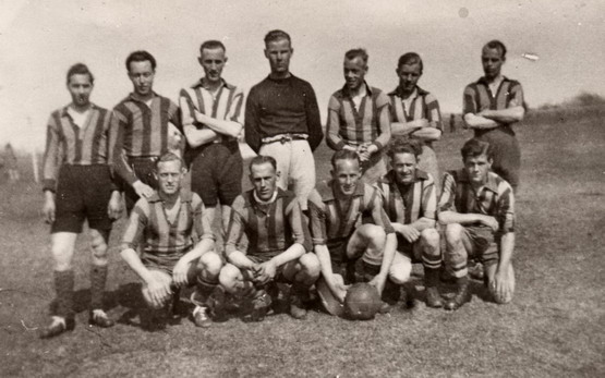 voetbal wijk aan zee
V.V.E. anno 1947 met o.a. C. Dirks, Th. de Boer, A. Schelvis, A. Blok, J. de Vries, Jaap v.d. Meij, B. Zuiderduin, P. de Winter, B. Vrijburg, W. Snijders, A. Schelvis, F. v.d. Meij
Keywords: waz voetbal wijk aan zee