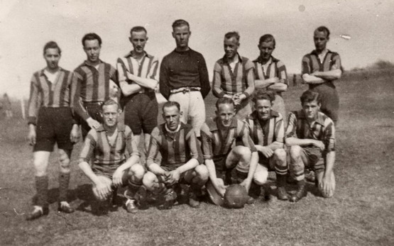 voetbal wijk aan zee
V.V.E. anno 1947 met o.a. C. Dirks, Th. de Boer, A. Schelvis, A. Blok, J. de Vries, Jaap v.d. Meij, B. Zuiderduin, P. de Winter, B. Vrijburg, W. Snijders, A. Schelvis, F. v.d. Meij
Keywords: waz voetbal wijk aan zee