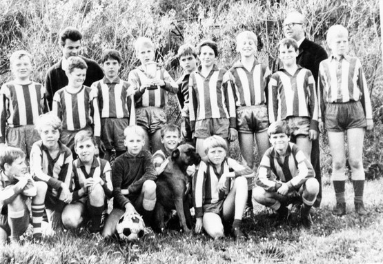 voetbal wijk aan zee
V.V.E. met o.a. Gerard Snijders, Simon Postma, Johnny Schelvis, Huub v.v Vliet, ?, Ab Alberts, Loui v. Vliet, Hans Snijders, Hans Ypma, Aat in t'Veld, Hans de Bruin, Grard Zuiderduin, Jos v. Westing, Luuk Tromp, Peter de Winter, Dick Aardenburg, Mr. de Graaf, Mr. Heijnis.
Keywords: waz voetbal wijk aan zee