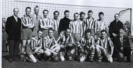 voetbal wijk aan zee
V.V. Wjk aan Zee Kampioen  3e  klasse anno 1954 met o.a. A. Schelvis, A.Schelvis, A. Effern, B. Schelvis, F. Schelvis, A. Blok, J. Dirks, A. Snijders, J. Aardenburg, J. Sijsener, J. v.d. Meij, G. de Winter, W. Snijders, F. v.d. Meij, J. de Boer, J. v.d. Wel, J. Paap
Keywords: waz voetbal wijk aan zee