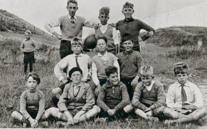 voetbal wijk aan zee
De toekomst van Wijk aan Zee anno 1933 met o.a. Dries Schelvis Hz, Jos Zwart, Arie Schelvis, Jaap Aardenburg, Dries Schelvis Bz, P. Durge Pz, Martien Kroon, Kees Heynis. Jan v.d. Meij Jz, Jan van Gool, Leo Aardenberg, jong op de achtergrond Frans Schelvis.
Keywords: waz voetbal wijk aan zee