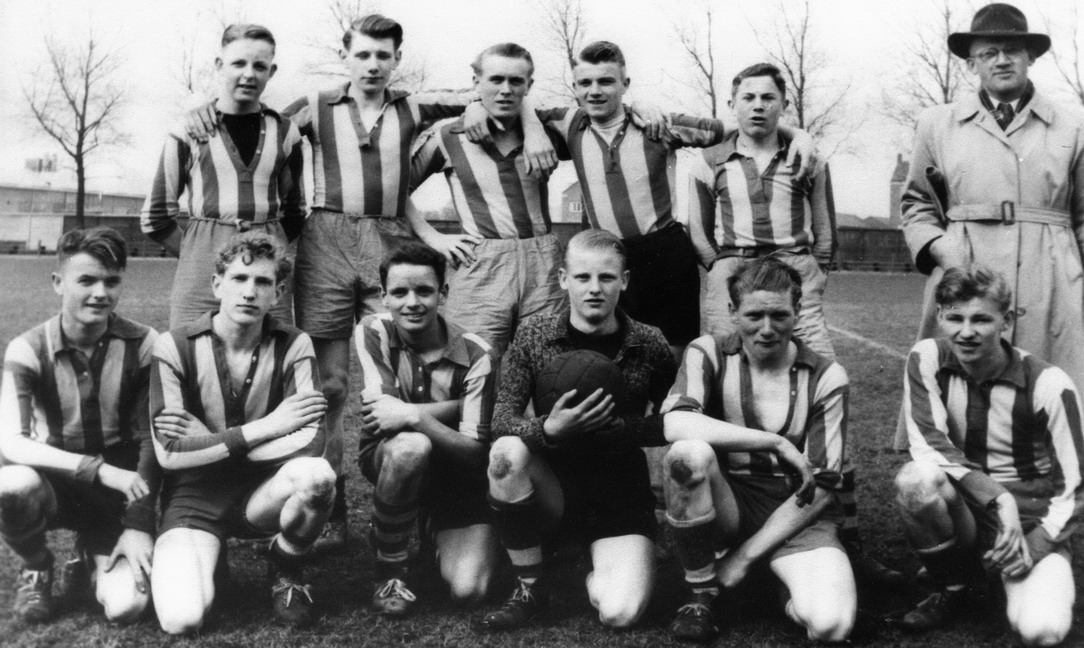 voetbal wijk aan zee
WZV anno 1949 - 1950 met o.a. B. v.d. Meij, J. Sijsener, A. v.d. Meij, G. de Winter, J Schellevis, Leo van Son, A. Durge, Leo v.d. Meij, Bakker, Theo Handgraaf, Hans Kabel
Keywords: waz voetbal wijk aan zee