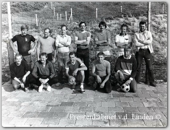 voetbal wijk aan zee
Opening trapveld school Dorpsduinen Duinpan en Branding anno 1983. bovenste rij Cor Durge, Herman ?, Bern v.d. Meij, Ronald John, Arjan Negrijn, Rob v.d. Berg, Paul de Jonge. onderste rij Const Lauret, Peter Nieuwboer, Joop Nieuwboer, Nico Bol, Piet Vennema
Keywords: waz voetbal wijk aan zee