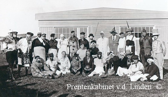 voetbal wijk aan zee
Op de foto o.a. T. Bootsma, Vellekoop, Kees Pruis, Smid, Piet Schelvis, H. v.d. Wel, Jan de  Boer, Nelis de Boer, Jan Kraakman, Jo Snijders, Huybrechts, Paap, Nelis Snijders, Jaap v.d. Meij, Krein Zuiderduin, Henk Hennen, Jan Duin, W. Zuiderduin, Handgraaf, de Boer (kuikie) Bertus Visser, Bart Schelvis
Keywords: waz voetbal wijk aan zee handgraaf huybrechts vellekoop