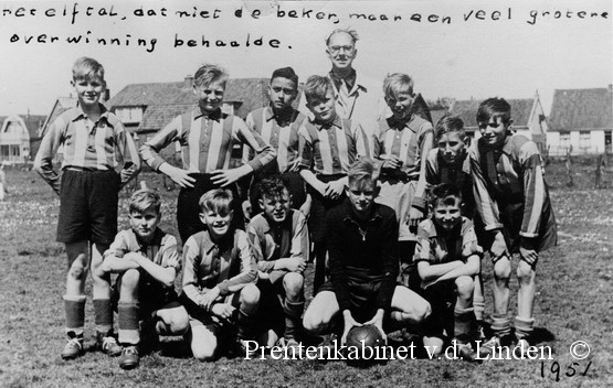 voetbal wijk aan zee
WZV met o.a. Han de Goede, Cor Stromer, ?, Hans Westra, Dik Snijders, Ton Handgraaf, Wim Schelvis, Jan Bodewes, Piet Bol, Piet de Boer, Cor Snijders, Gerard de Boer en Dhr. Heijnis.
Keywords: waz voetbal wijk aan zee stromer westra heijnis