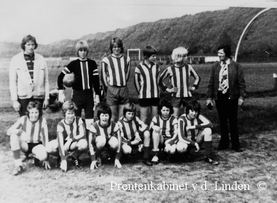 voetbal wijk aan zee
WZV met o.a. Arie v. Amersfoort, Gerard Reus, Gerard Snijders, Fred de Goede, Eric Boogaard, ? de Goede, Paul Kuilman, Marco Hoedemaker, Jos v.d. Meij, Freek Fatels, Sjef Dekers, Hans Fatels ?
Keywords: waz voetbal wijk aan zee